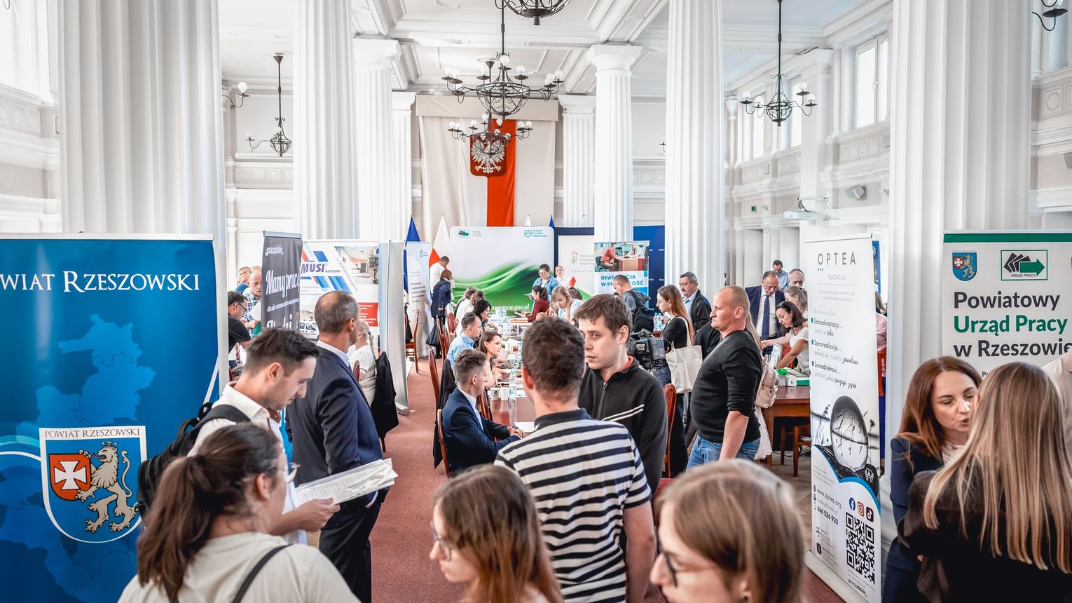 Giełda Pracy dla Osób z Niepełnosprawnościami w Rzeszowie. Oferty, rozmowy i realna szansa na zatrudnienie