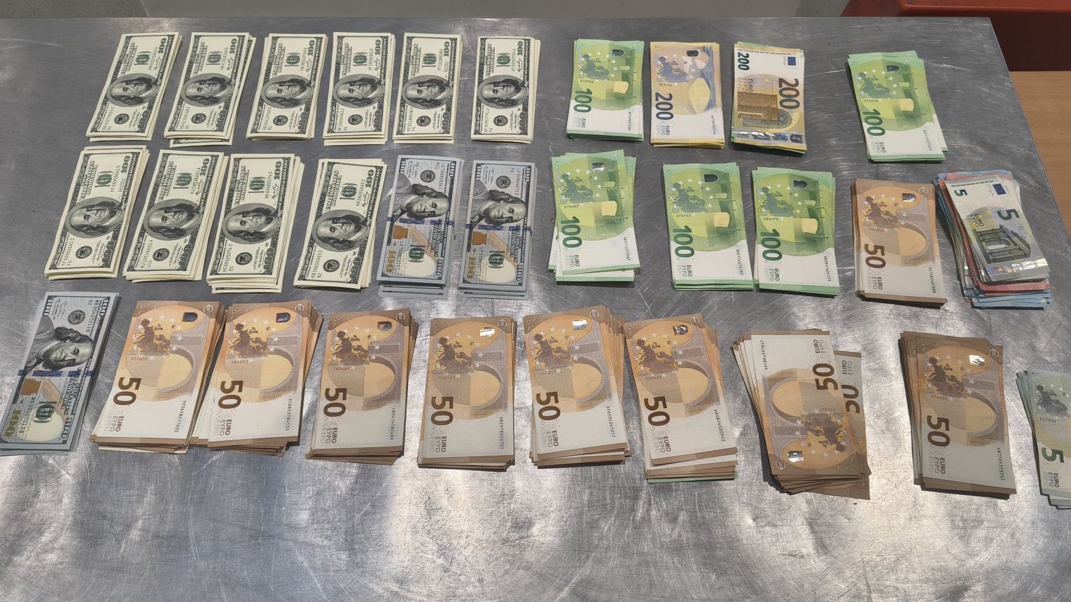 Gotówka schowana w ubraniach i bagażu. Kontrola na granicy skończyła się mandatem