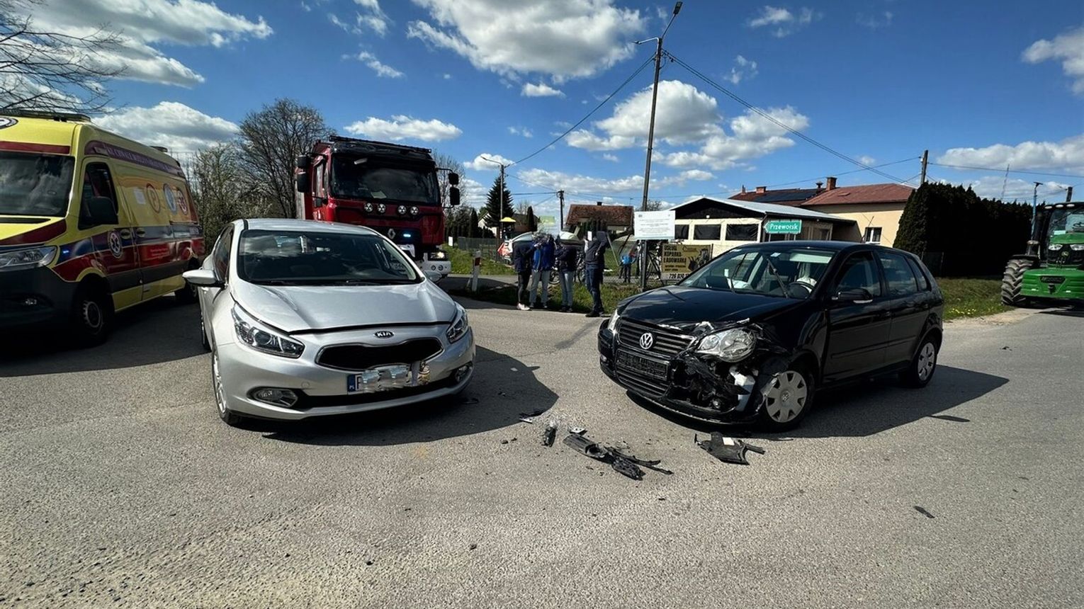 Groźne zderzenie na skrzyżowaniu. 16‑latka z obrażeniami przewieziona do szpitala
