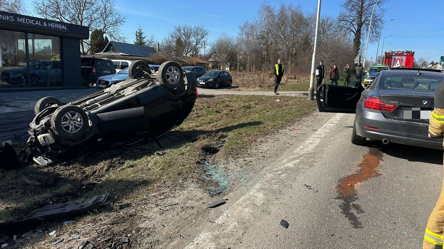 Groźny wypadek na DK94. BMW zderzyło się z hyundaiem, auto dachowało, trzy osoby ranne