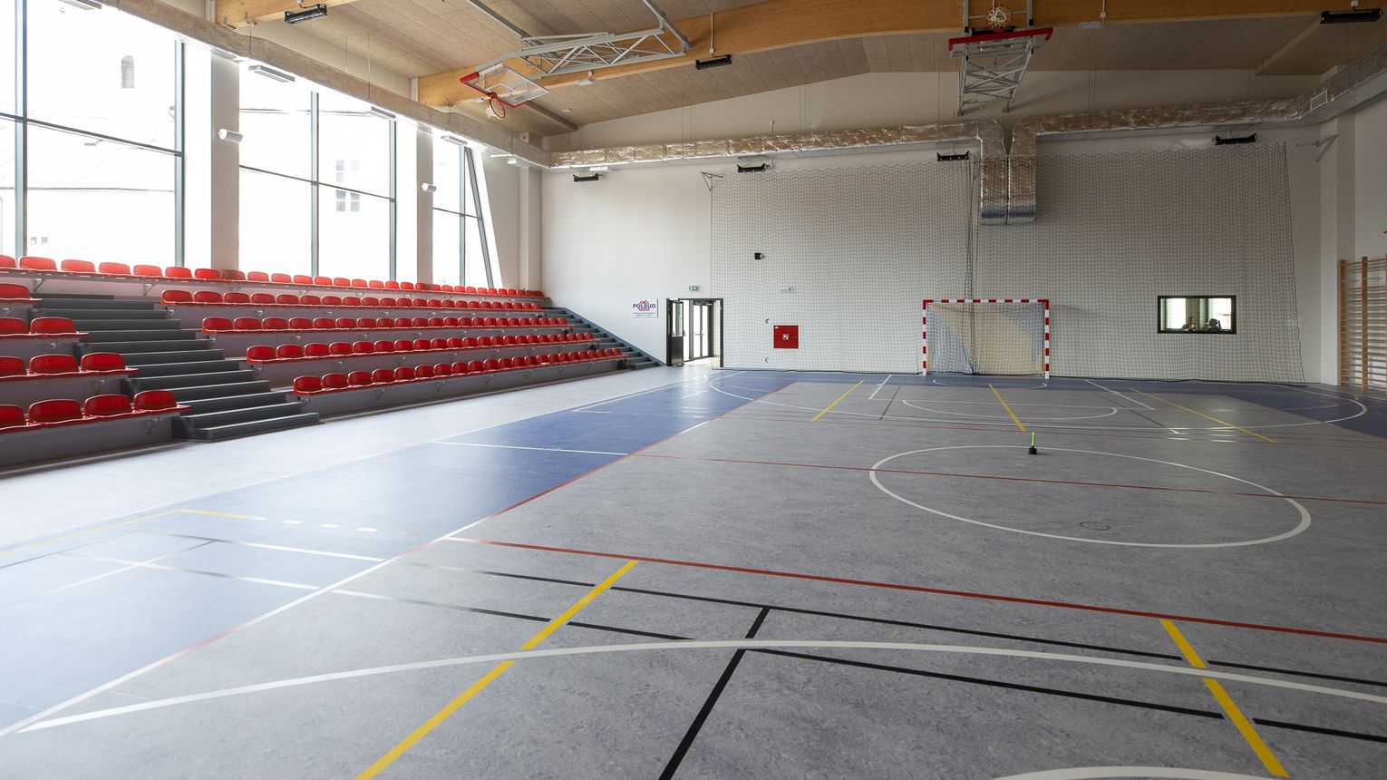 Hale sportowe I LO i Zespołu Szkół nr 1 w Rzeszowie walczą o tytuł