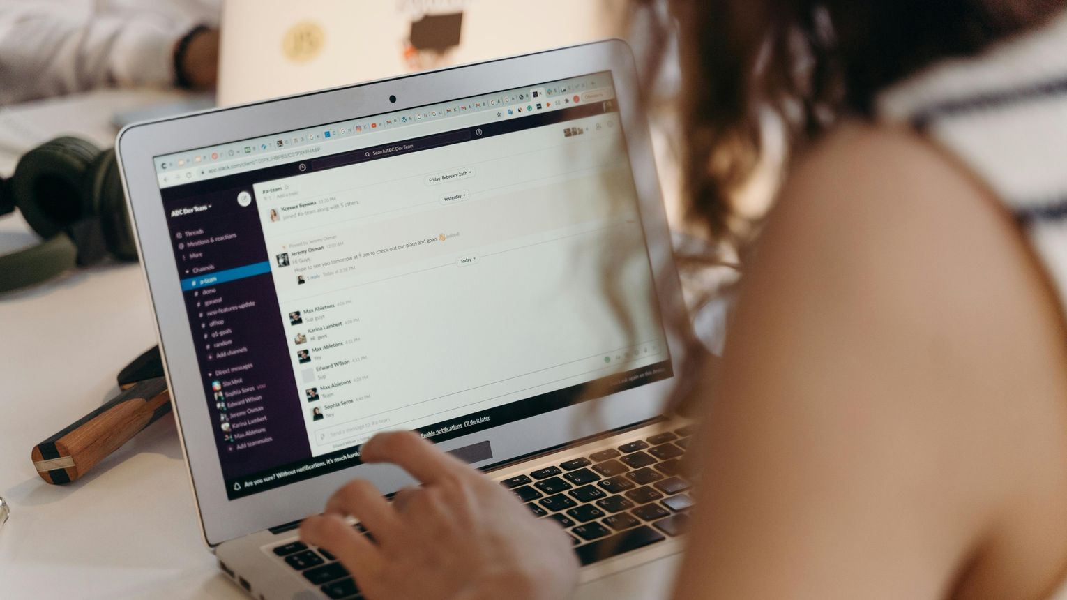 Jak e-mail wpływa na komunikację?