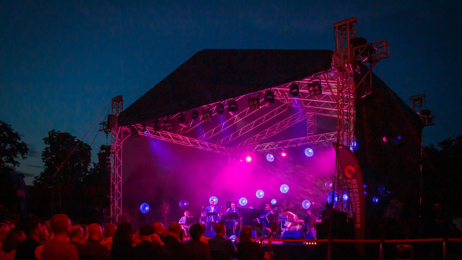 Jazz, wspomnienia i pełny dziedziniec. Rzeszów uczcił 83. urodziny Tomasza Stańko