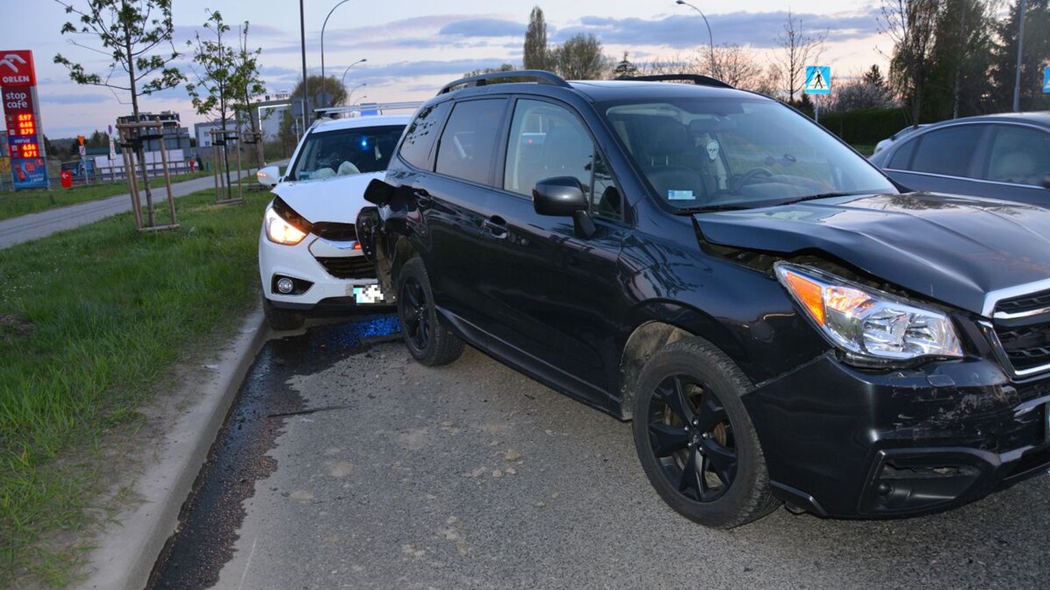 Karambol na al. Armii Krajowej. Cztery auta rozbite, dwie osoby w szpitalu [ZDJĘCIA]