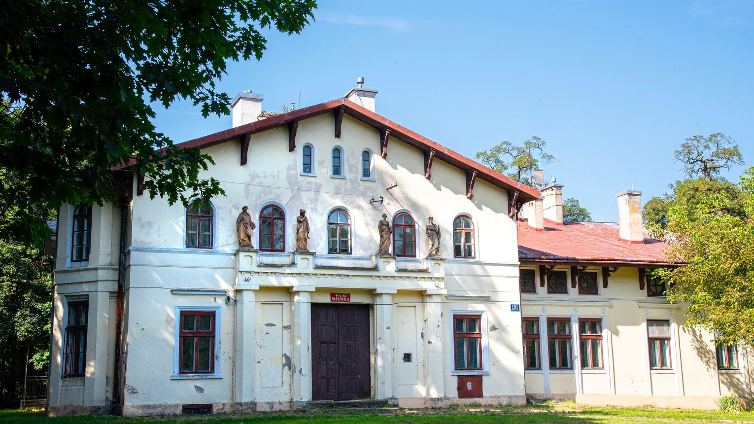 Konserwacja rzeźb dworskich w Trzcianie zakończona