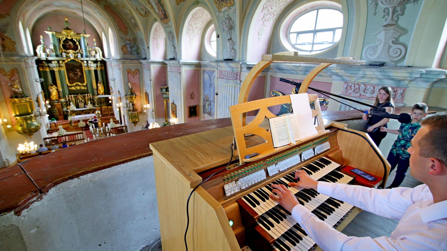 Kościół w Łące wypełnił się muzyką organową i ludowym śpiewem [REPORTAŻ]