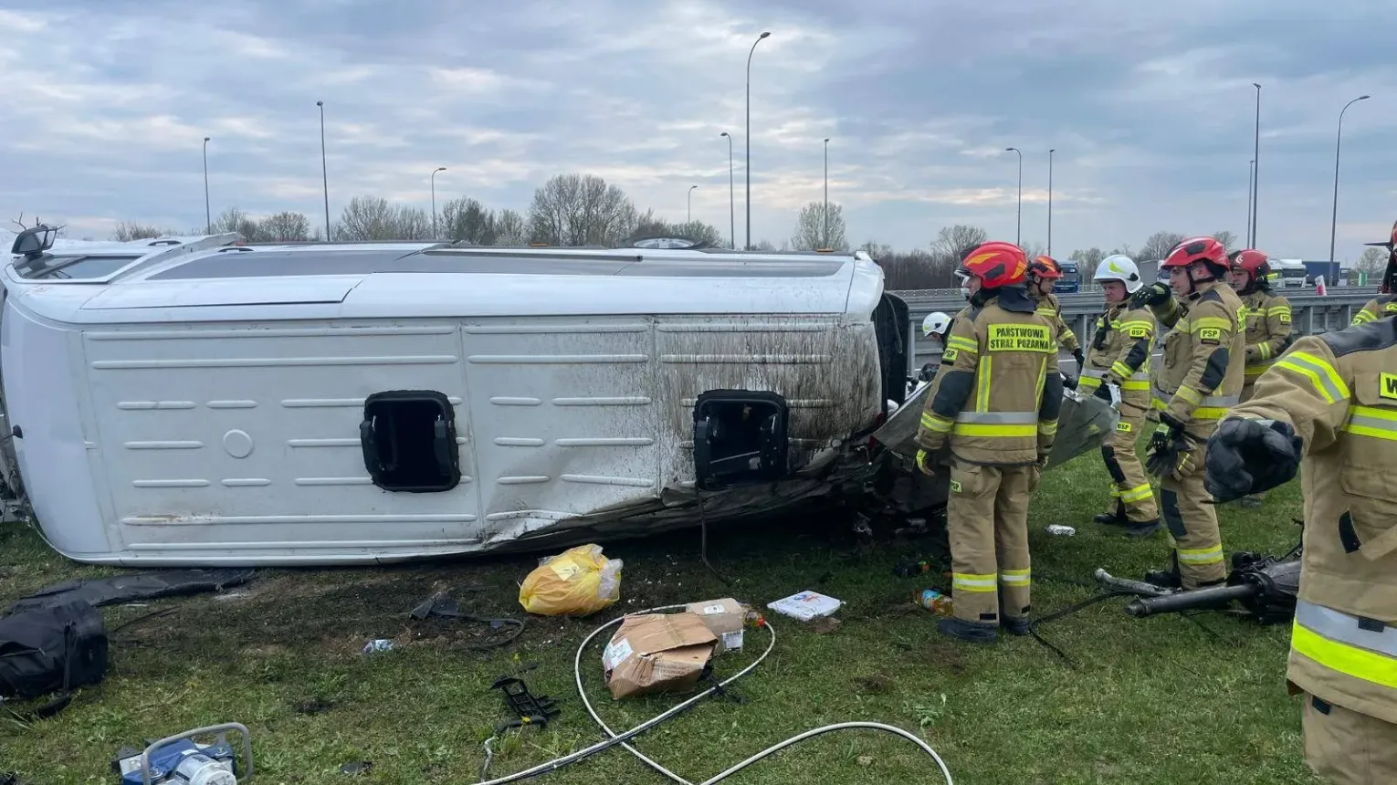 Koszmarny wypadek na A4. Bus z dzieckiem dachował, na ratunek ruszyli żołnierze