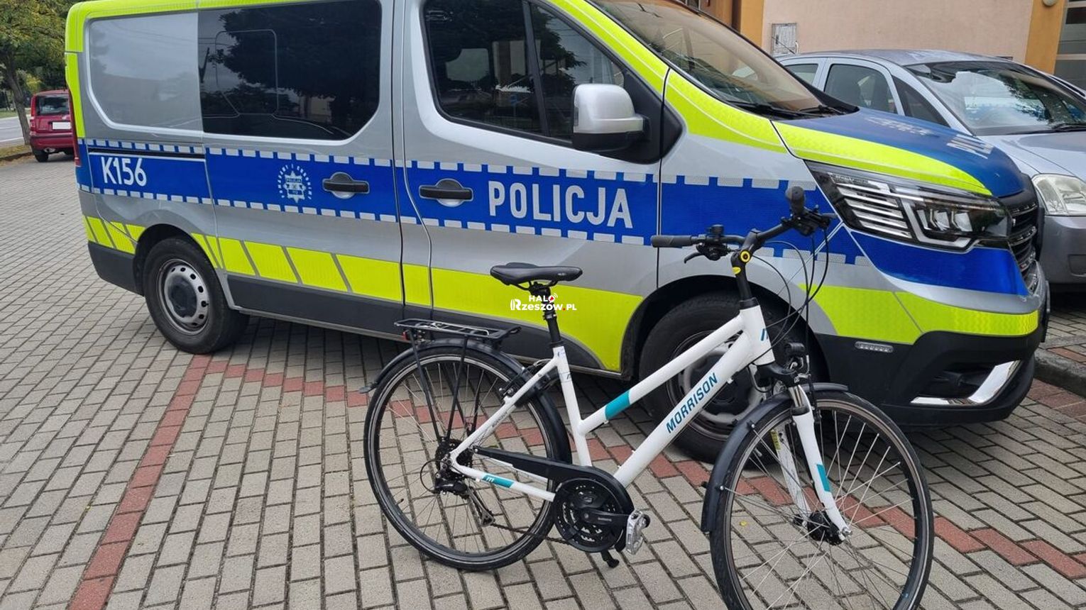Kradzież pod sklepem w Kamieniu. Policjanci rozpoznali złodzieja na monitoringu i odzyskali rower