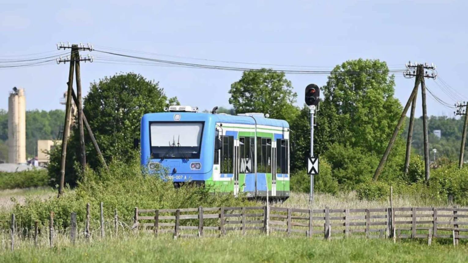 Krosno: Zderzenie szynobusu z autem kurierskim