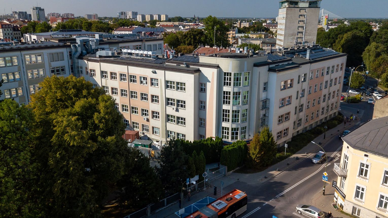 Lekarz ze szpitala uniwersyteckiego z uprawnieniami do szkolenia w urologii robotycznej