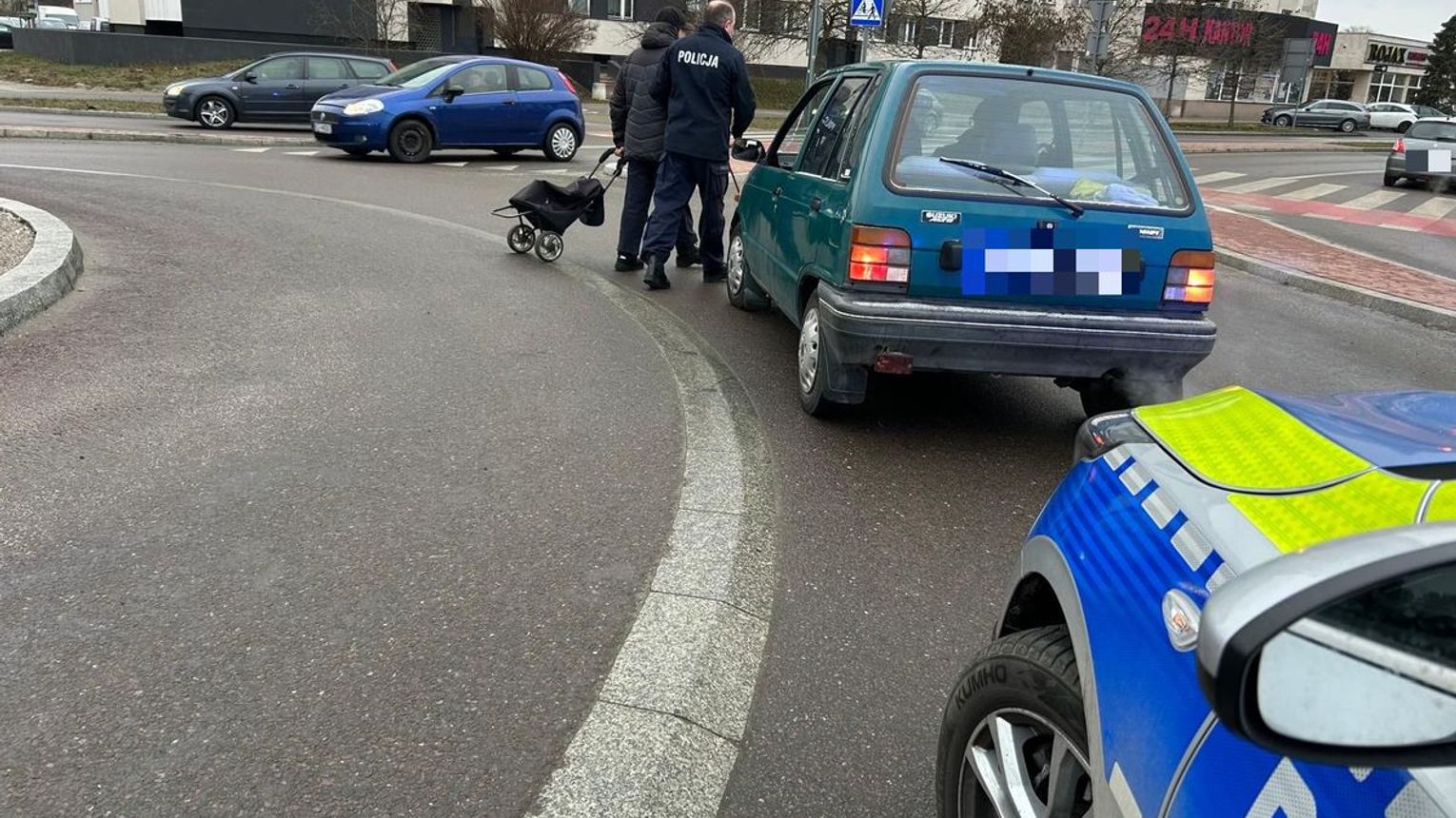 Nietypowa interwencja na rondzie. Policjanci pomogli mężczyźnie