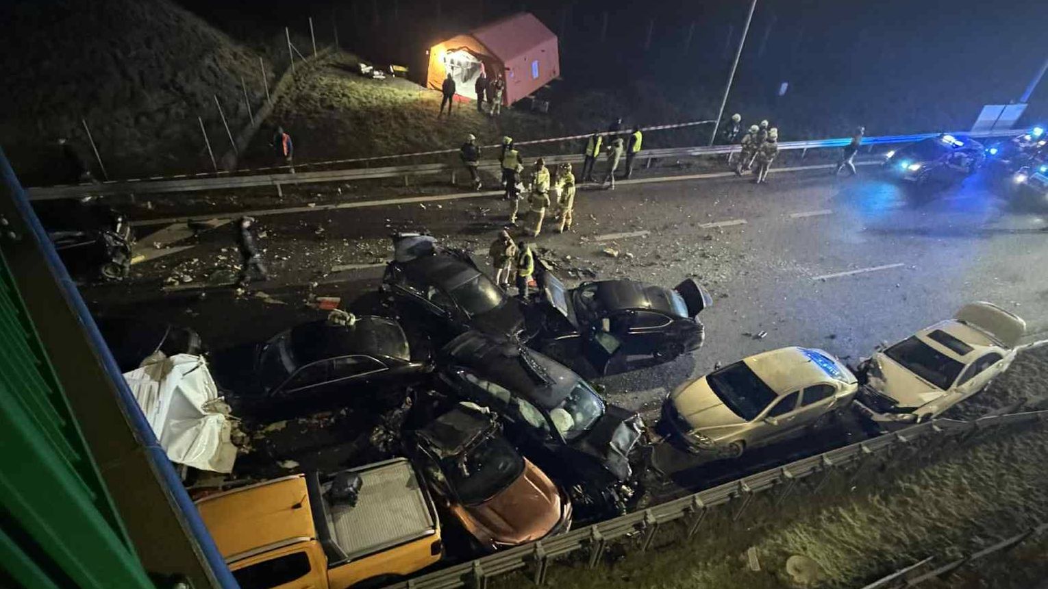 Nocny karambol na S19: 18 pojazdów rozbitych, 12 osób rannych