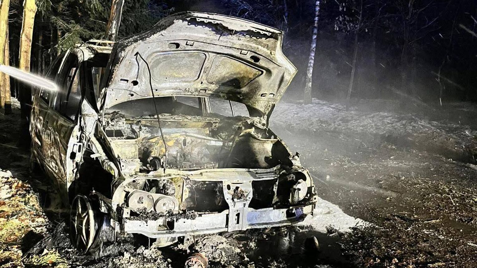 Nocny wypadek w Podborzu. Samochód stanął w ogniu i doszczętnie spłonął