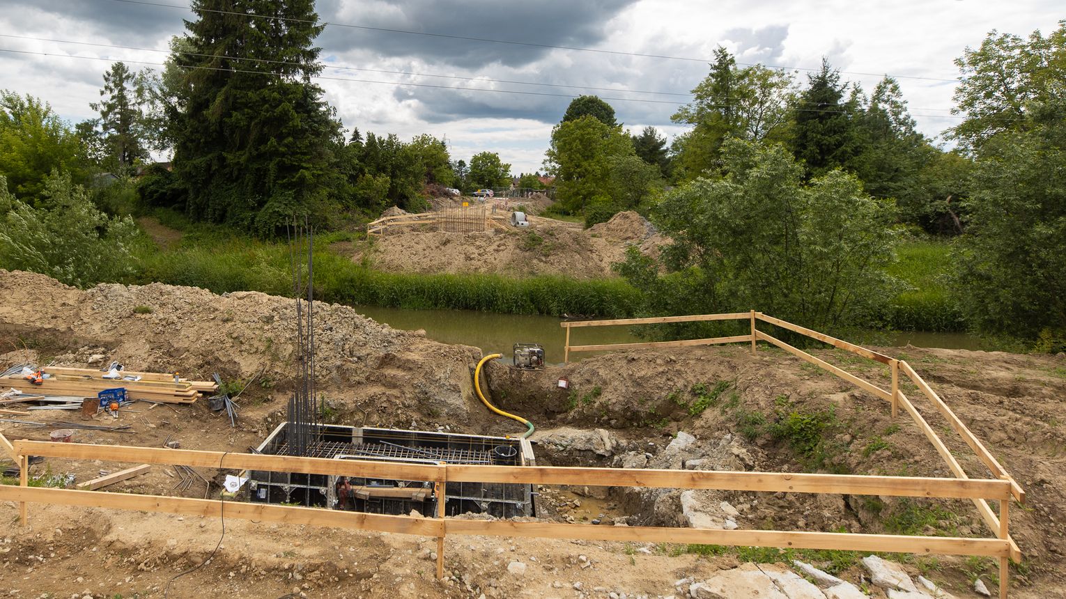 Nowa kładka w Rzeszowie nabiera kształtów. Koszt to blisko 3,7 mln zł [ZDJĘCIA]