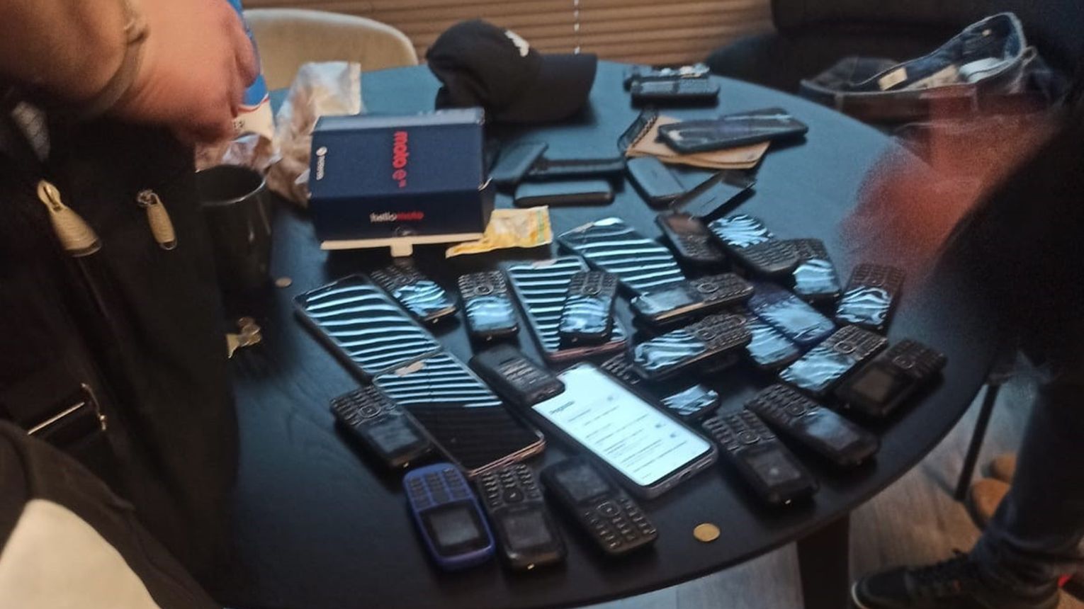 Oszukiwał "na blika". Policjanci zabezpieczyli 56 telefonów i 192 karty SIM