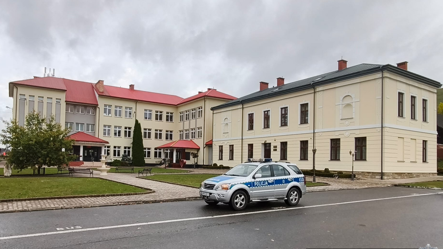 Patrole w szkołach i strach rodziców. Rzeszów i okolice reagują na krwawe ataki w szkołach [ZDJĘCIA]