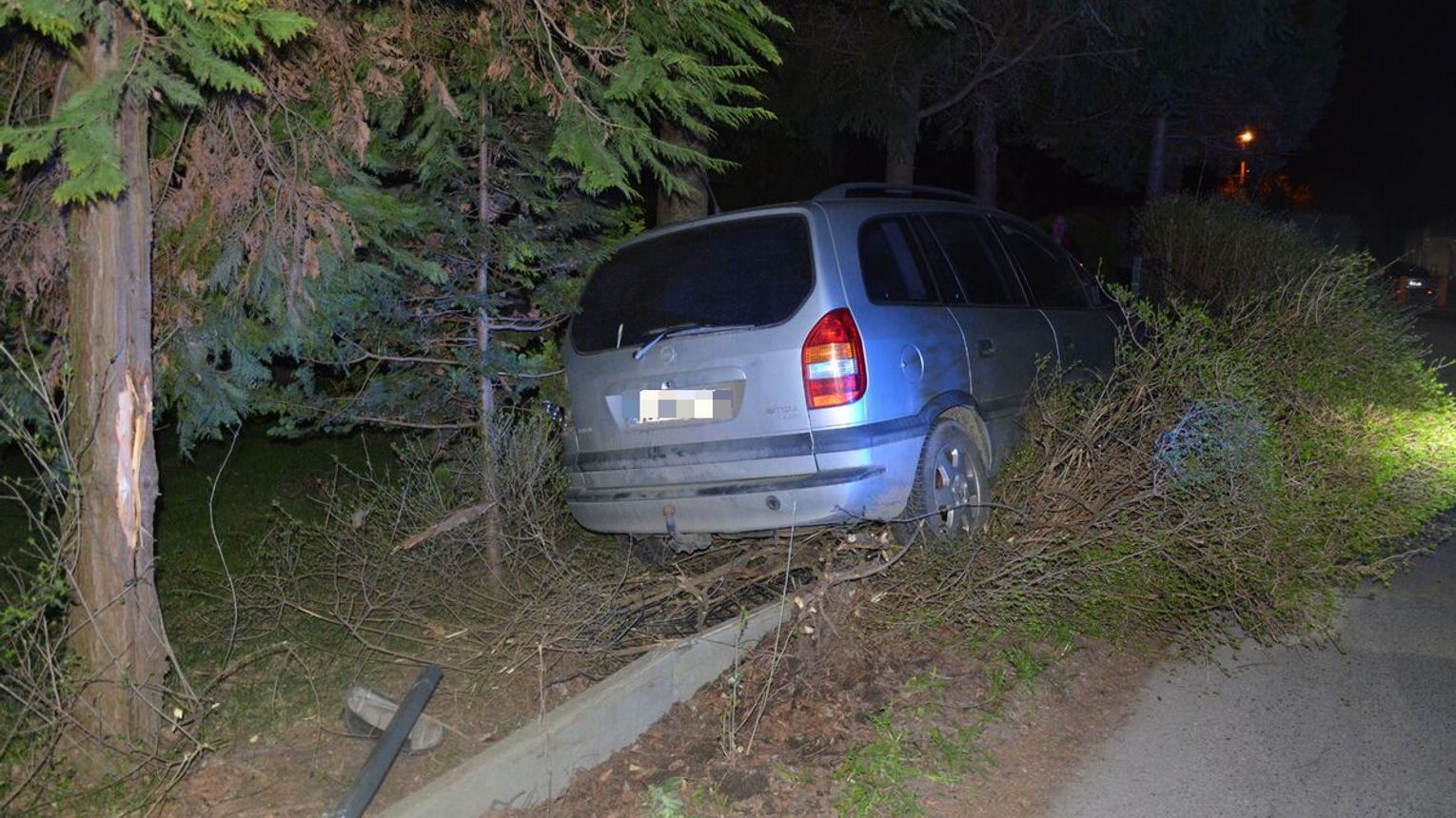 Pijany 16-latek rozbił opla na ogrodzeniu. Nie miał prawa jazdy, sprawą zajmie się sąd rodzinny