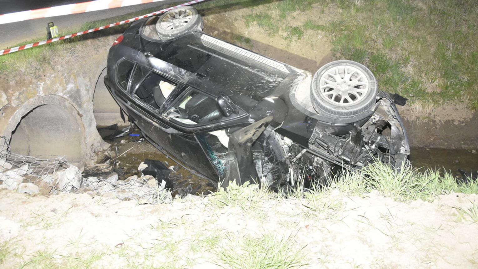 Pijany kierowca BMW rozbił auto i trafił do aresztu. Pasażer z ciężkim urazem ręki VIDEO/FOTO