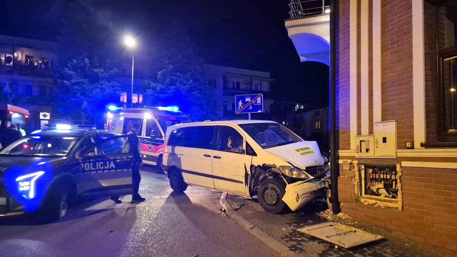 Pijany kierowca mercedesa staranował budynek urzędu. Akcja służb na Rynku