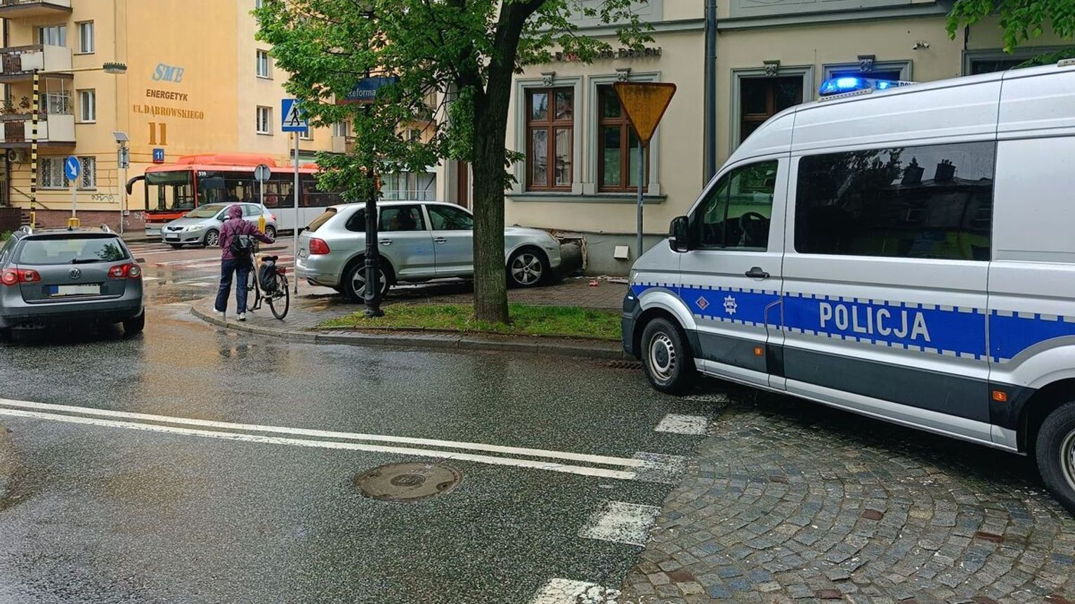Pijany kierowca Porsche wjechał w ścianę budynku. Miał ponad 3 promile i zakaz prowadzenia