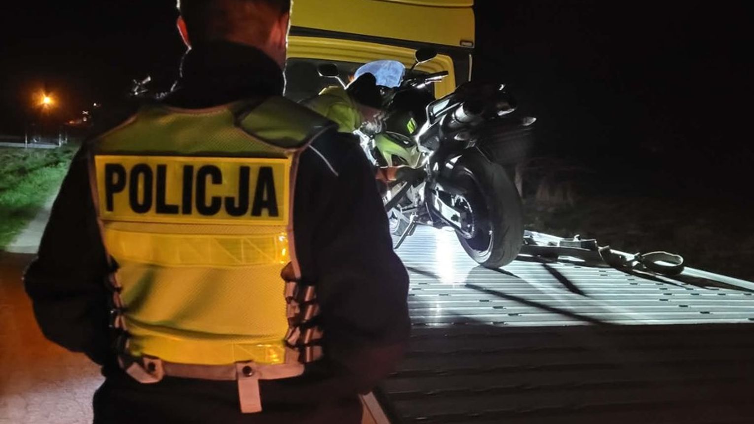 Pijany motocyklista uciekał przed policją. Przewrócił się na polu, teraz grożą mu surowe kary.