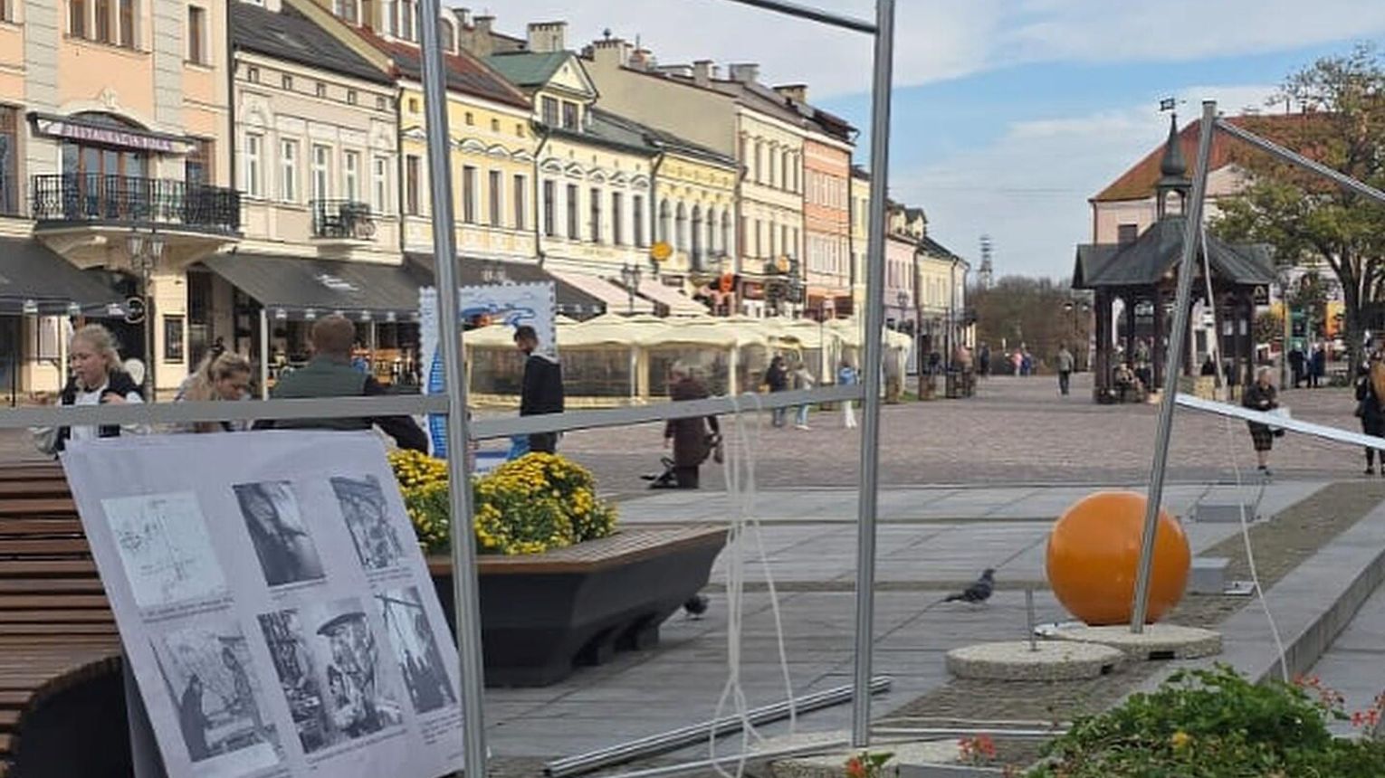 Plenerowa wystawa "Monument Konieczny" zniszczona. Fundacja Rzeszowska zgłosiła sprawę na policję