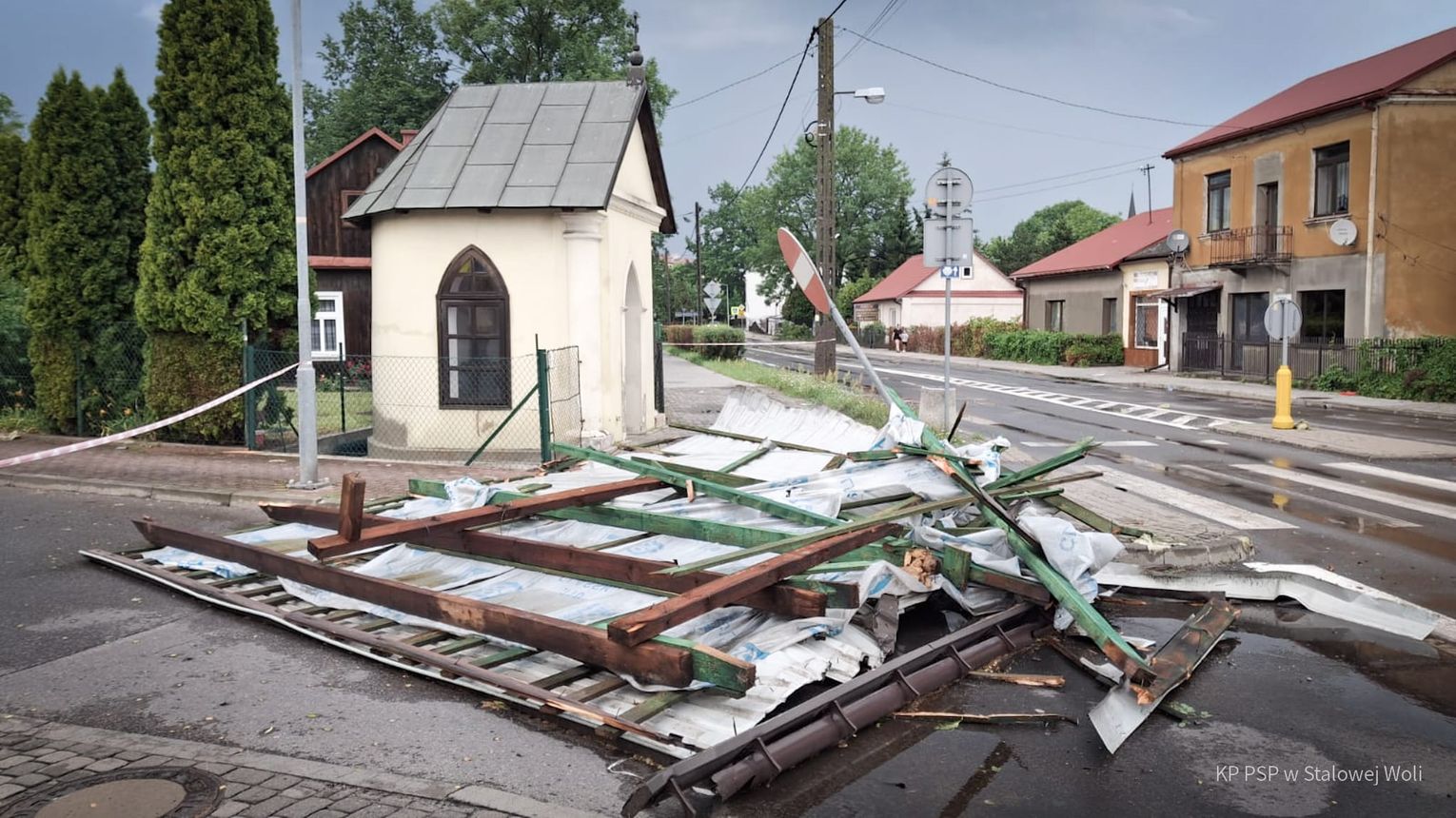 Połamane drzewa, uszkodzone dachy i 64 interwencje. Straż pożarna podsumowuje skutki burz [FOTO]