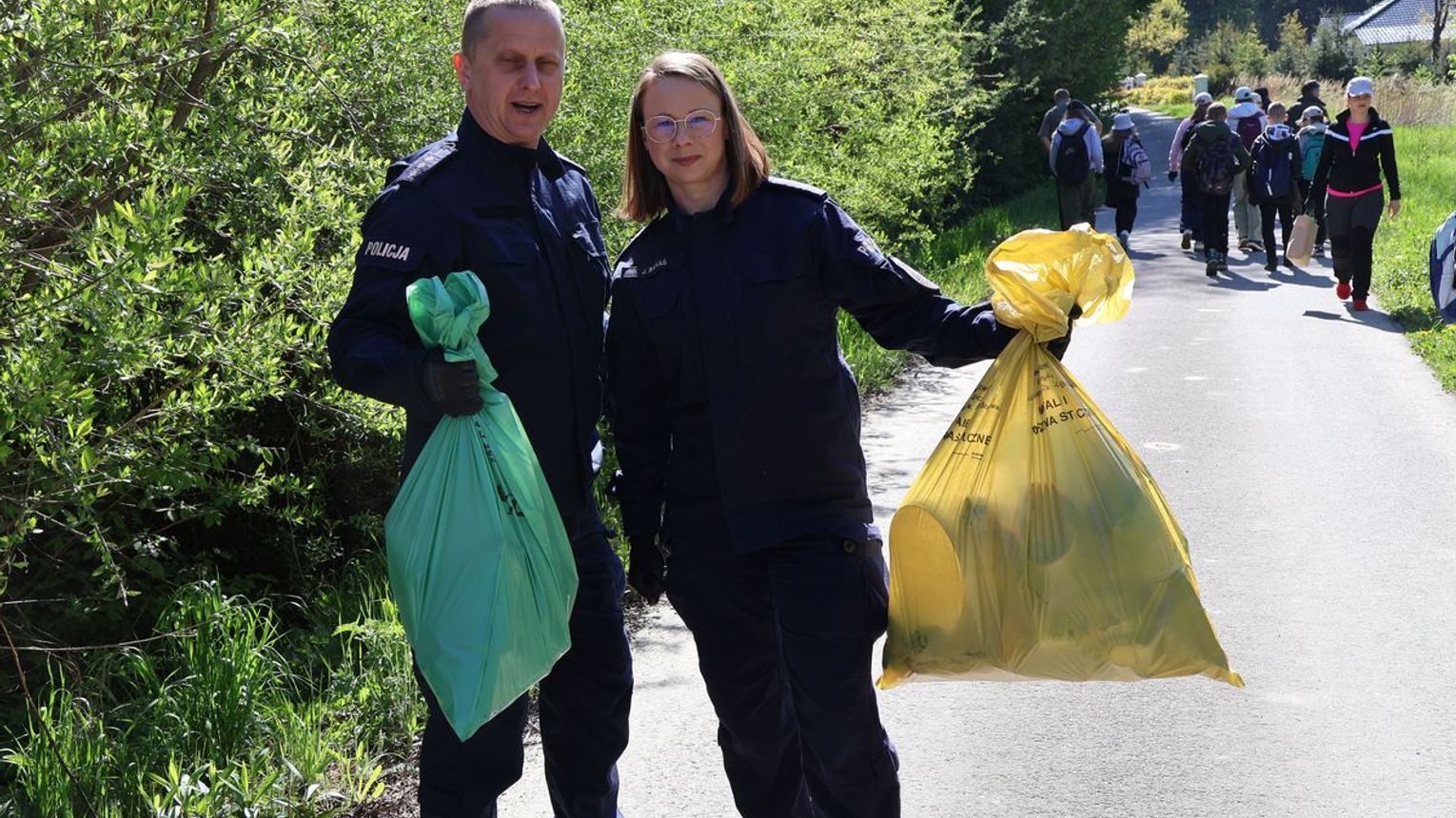 Policjanci, leśnicy i mieszkańcy sprzątali las w Mokłuczce