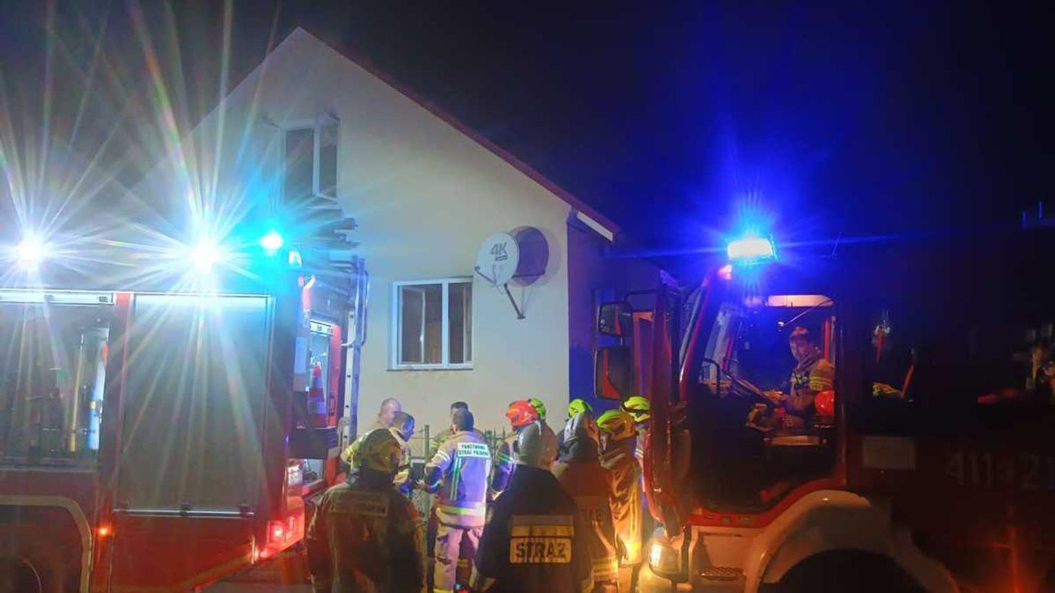 Policjanci uratowali mężczyznę z płonącego domu w Starej Wsi