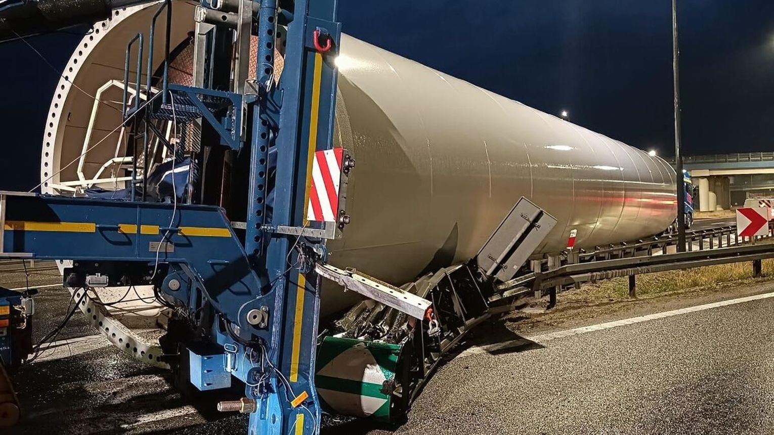 Potężna awaria na A4 pod Rzeszowem. Droga zablokowana do soboty, zobacz zdjęcia z dramatycznej akcji