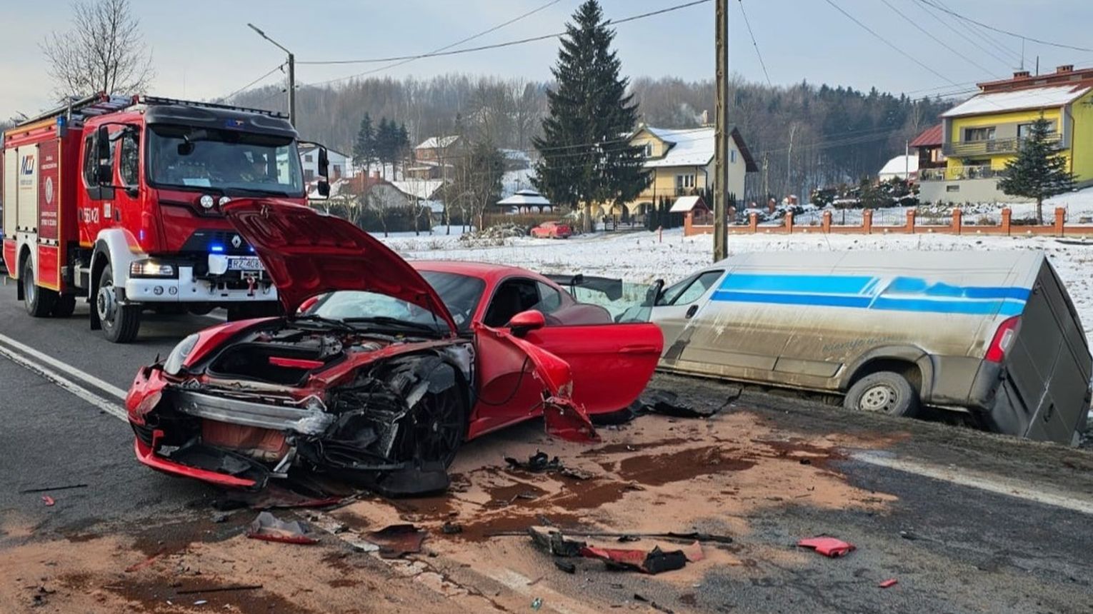 Poważny wypadek na DK19 w Wyżnem. Trasa zablokowana, jedna osoba ranna.