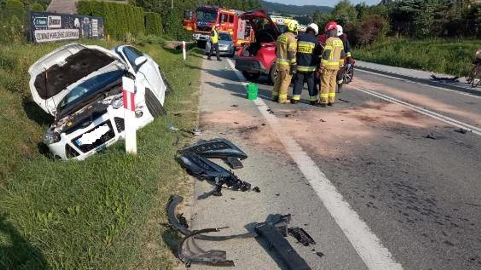 Poważny wypadek na trasie Krosno – Rzeszów. Dwie osoby trafiły do szpitala