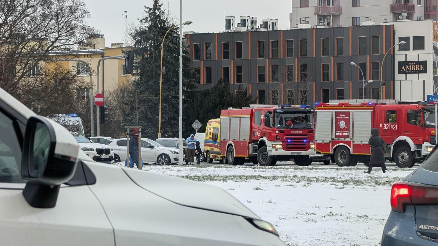 Poważny wypadek przy szpitalu MSWiA w Rzeszowie. Rondo zablokowane, Rzeszów utknął w porannych korkach