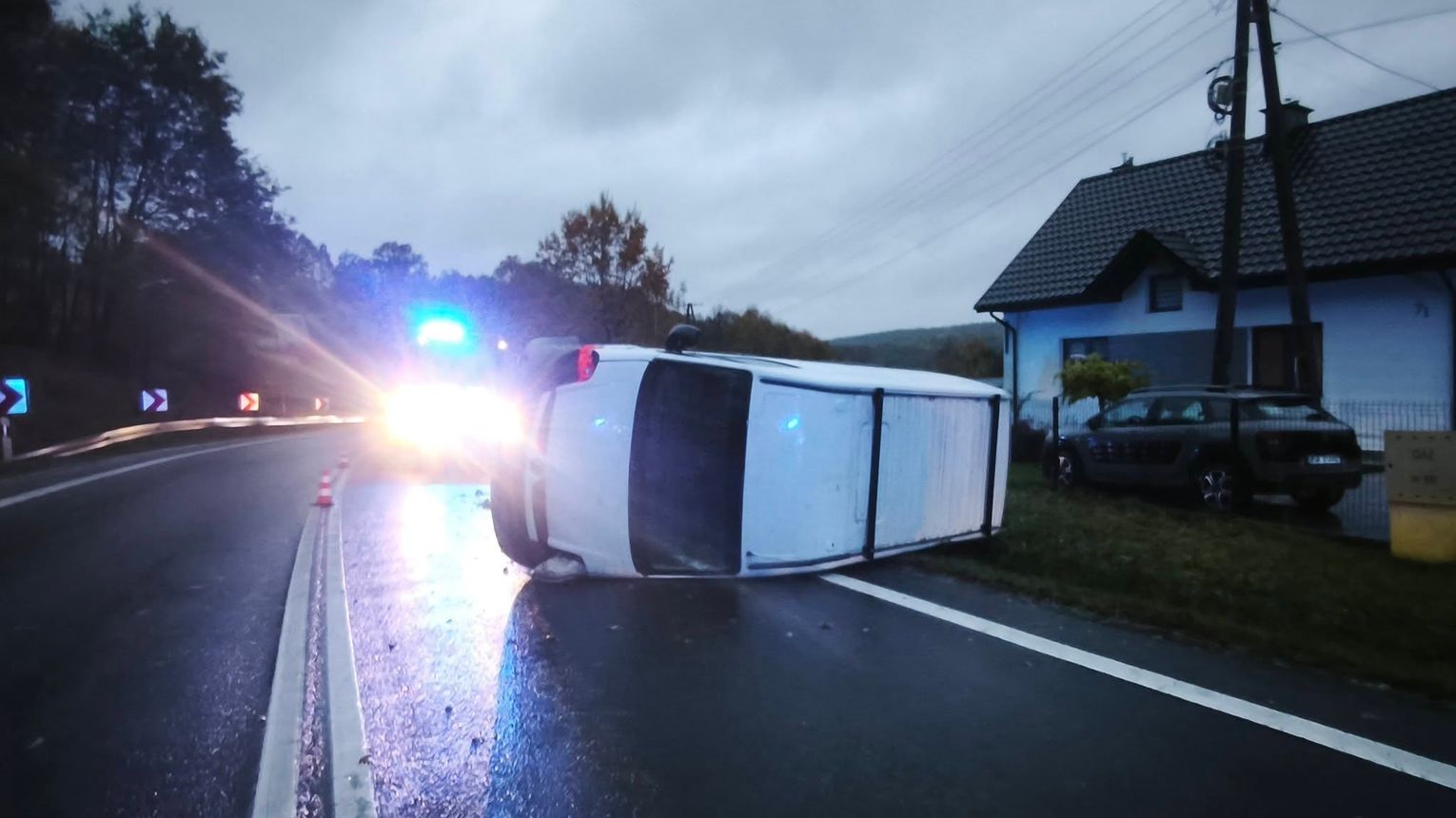 Poważny wypadek w Wyżnym. Utrudnienia i ruch wahadłowy na trasie pod Strzyżowem