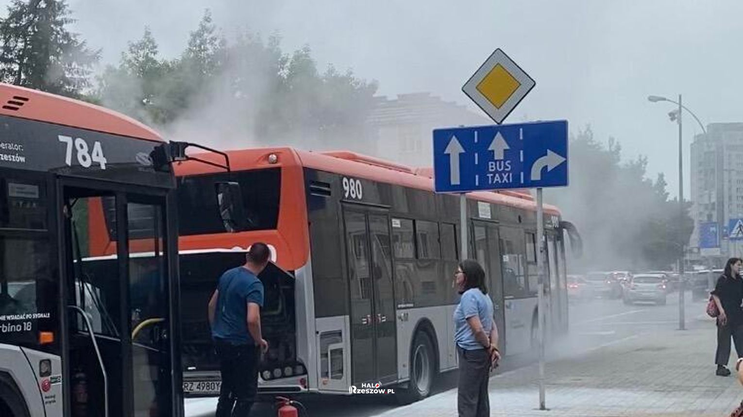Pożar autobusu miejskiego na alei Piłsudskiego. Akcja gaśnicza kierowców w utrudnienia w centrum miasta