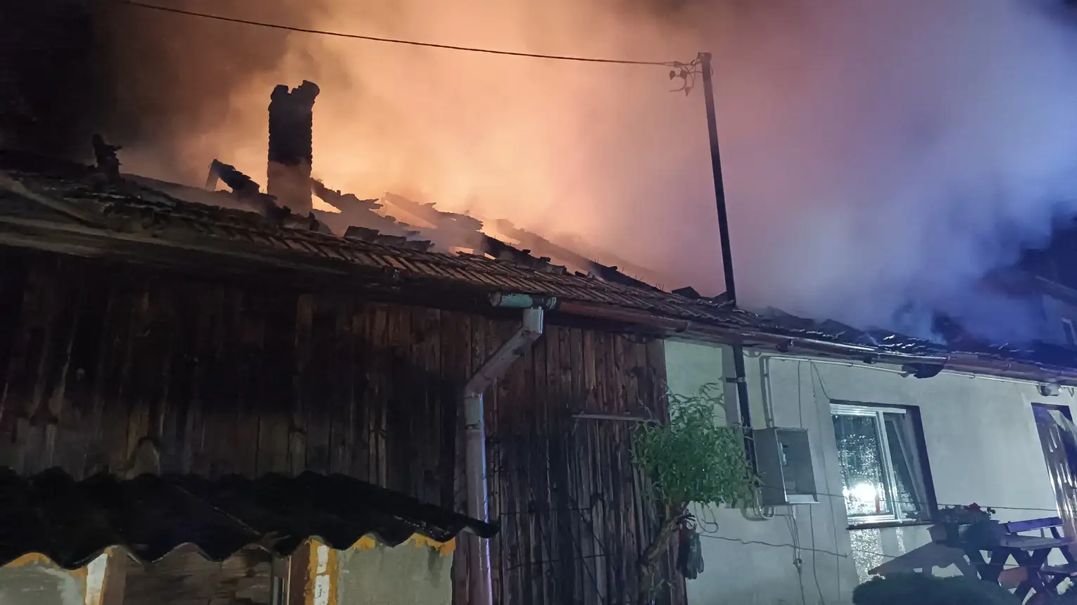 Pożar w Będziemyślu. Spłonął budynek mieszkalny [ZDJĘCIA]