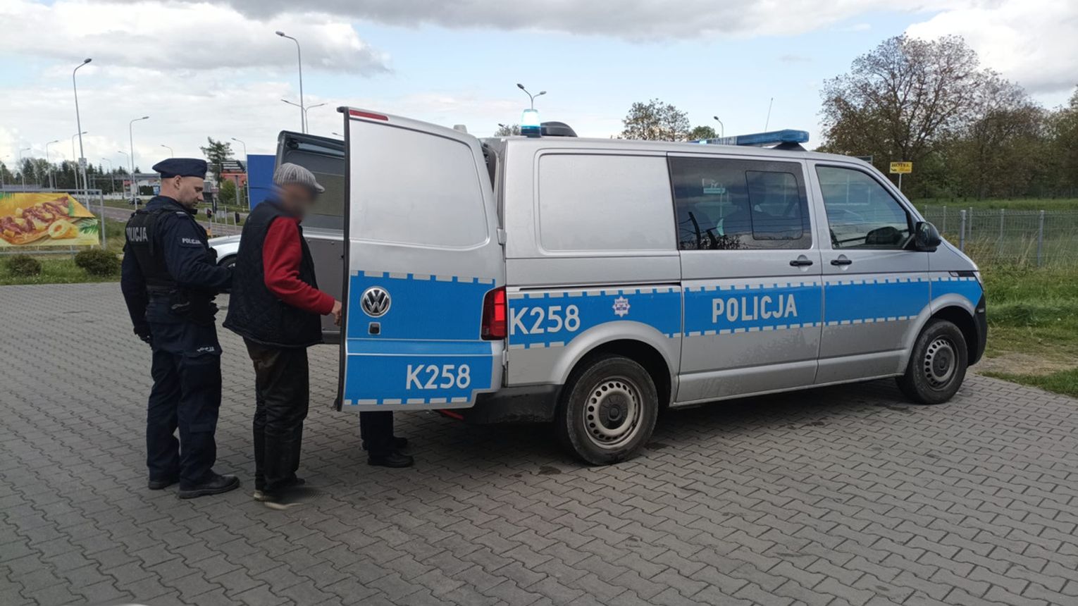 Rajd pijanego 68-tka: Uderzył w radiowóz, wjechał na chodnik... A to nie koniec!