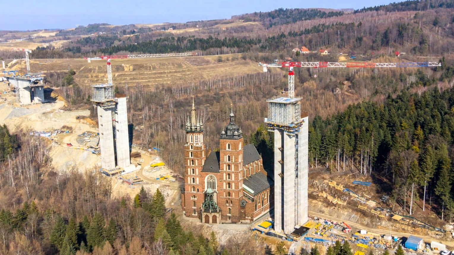 S19. Wieża Mariacka, Rakieta Falcon 9 i… estakada, która je przebija