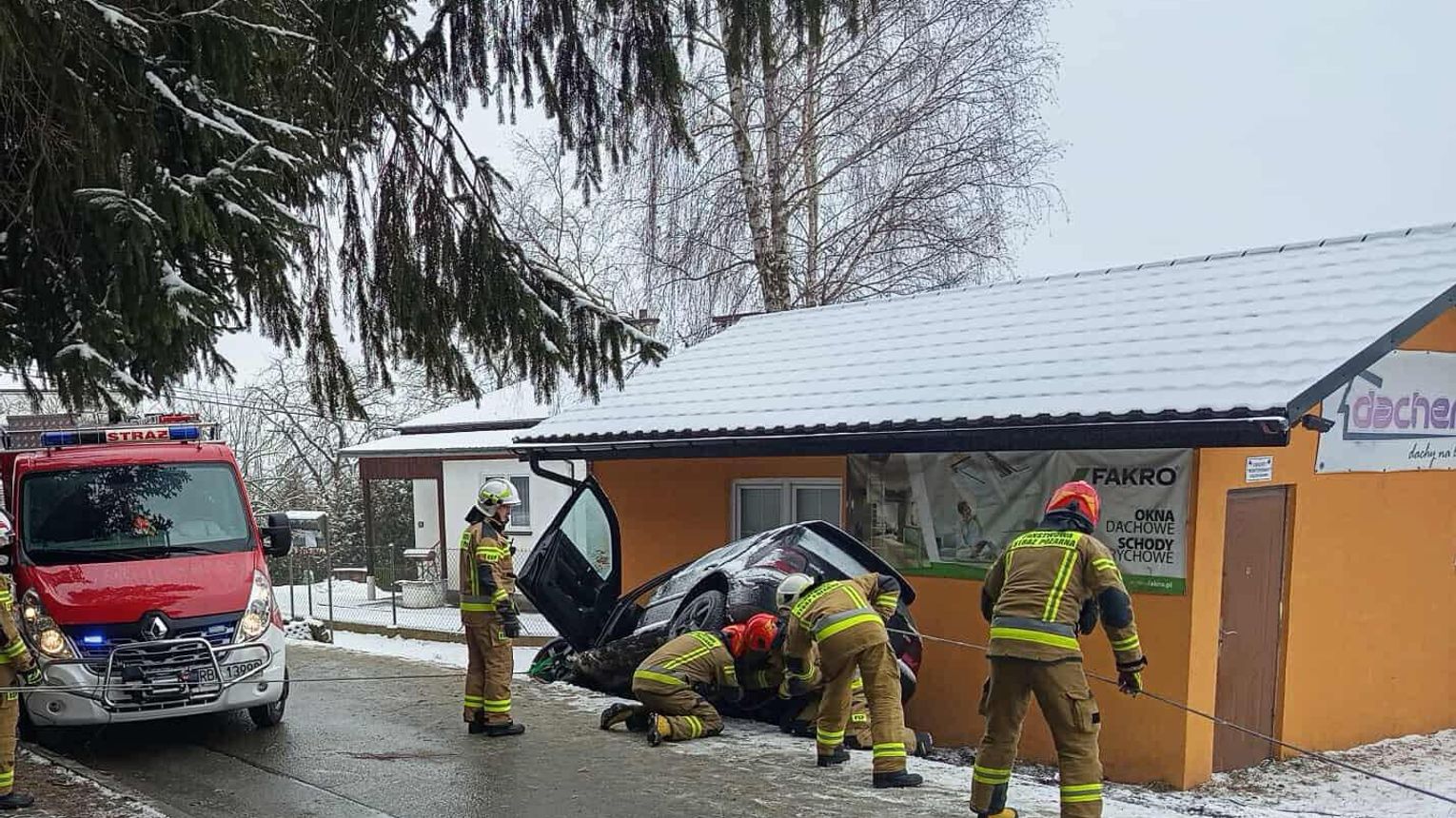 Samochód wjechał w budynek w Jabłonicy Polskiej. Pięć osób w aucie
