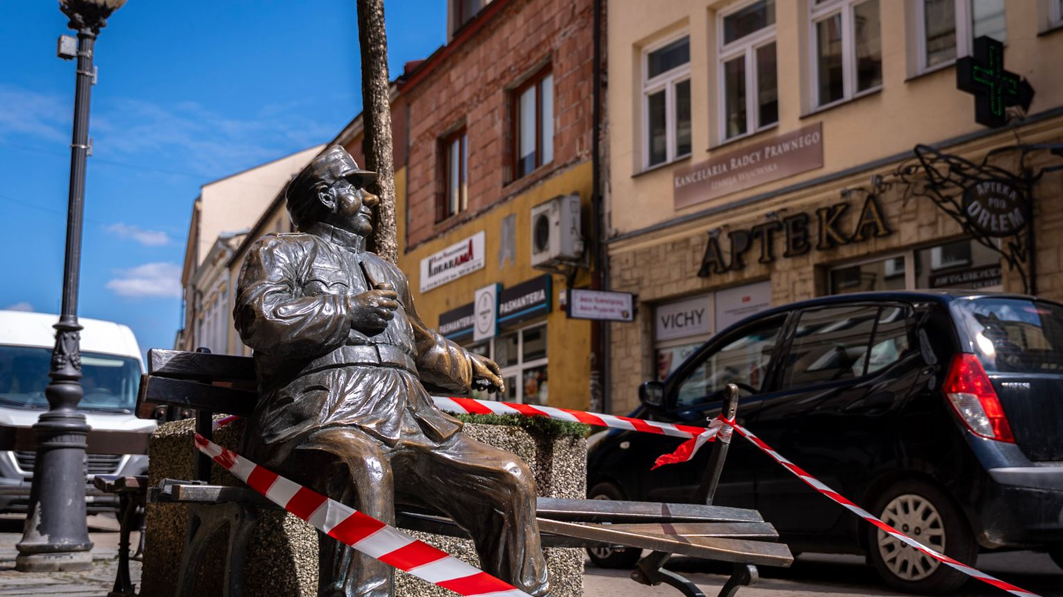 Sanok: Ławka Szwejka poczeka na renowację. Wszystko przez formalności