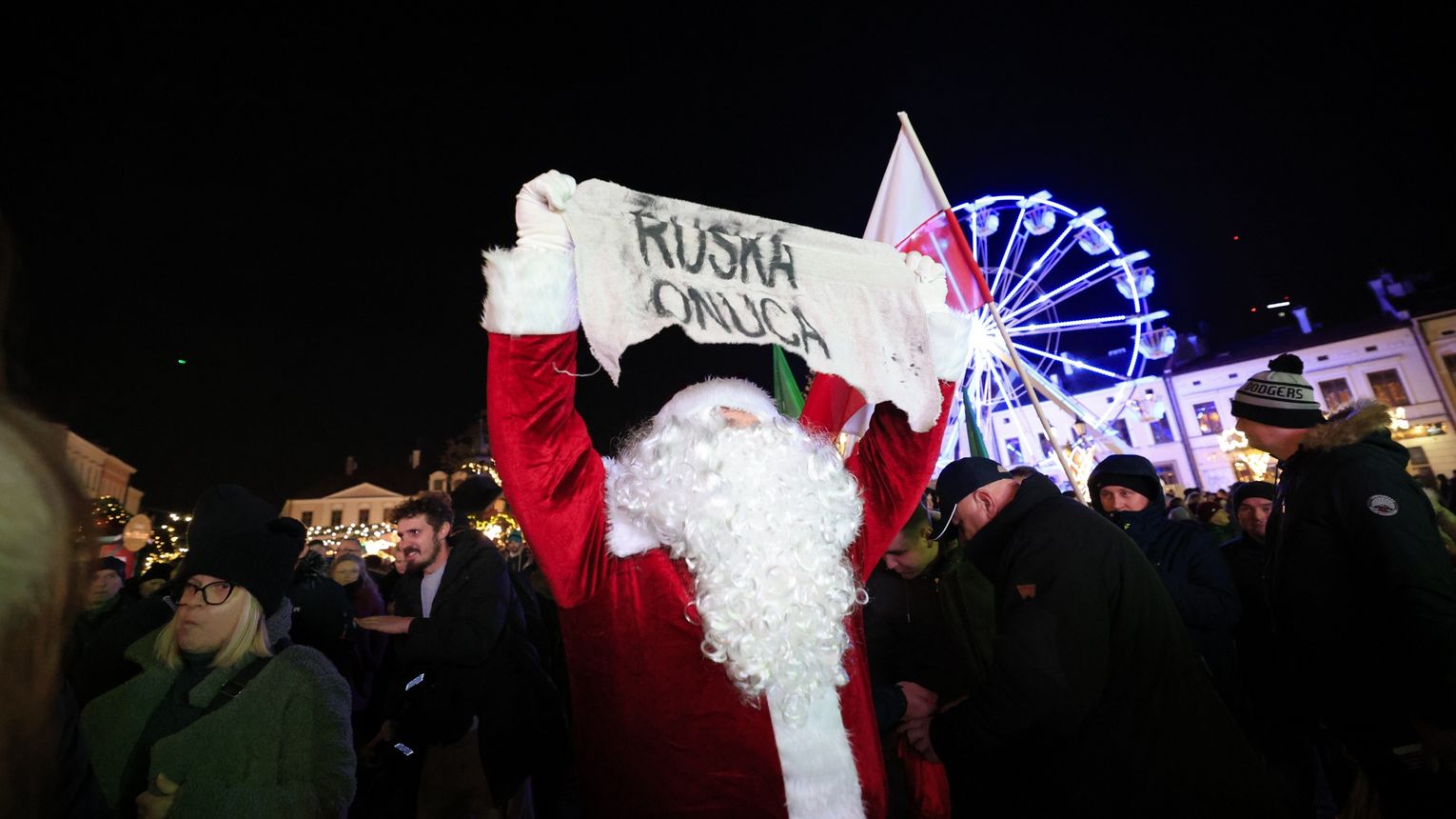 Słodycze dla dzieci, gorzkie słowa dla zwolenników Brauna. Mikołaj z PSL na rzeszowskim Rynku