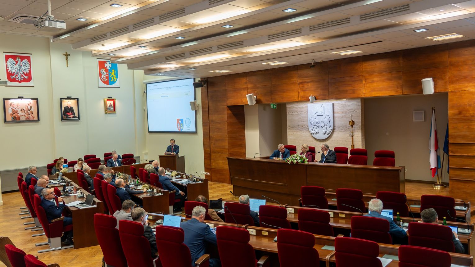 Służba zdrowia, fundusze unijne i inwestycje kolejowe zdominowały poniedziałkową sesję Sejmiku