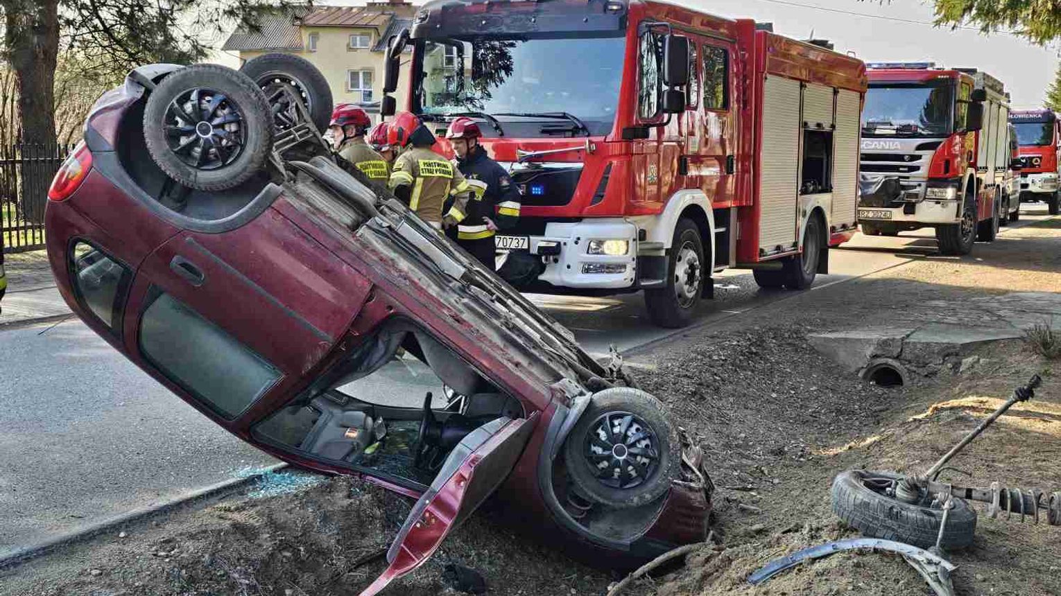 Spektakularne dachowanie forda. Kierowca miał 1,6 promila alkoholu