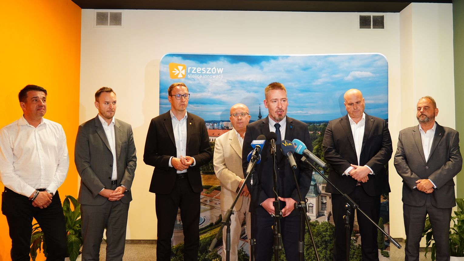Sześć miast walczy o szybsze połączenie z Warszawą. Rzeszów gospodarzem kolejnych rozmów