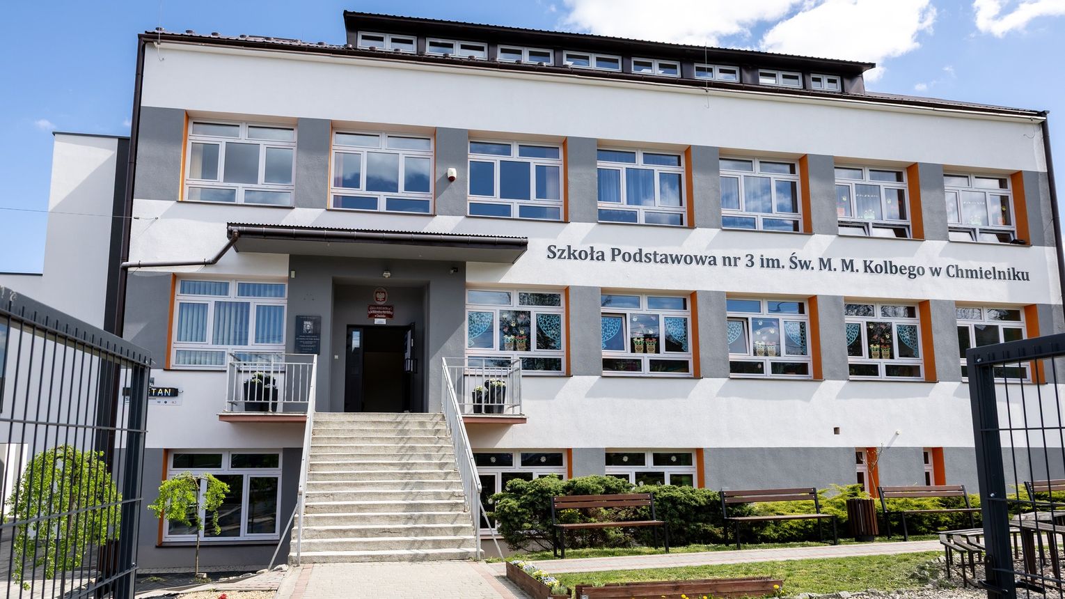 Szkoła w Chmielniku rozbudowana! Starosta Jarosz wręczył uczniom pomoce naukowe