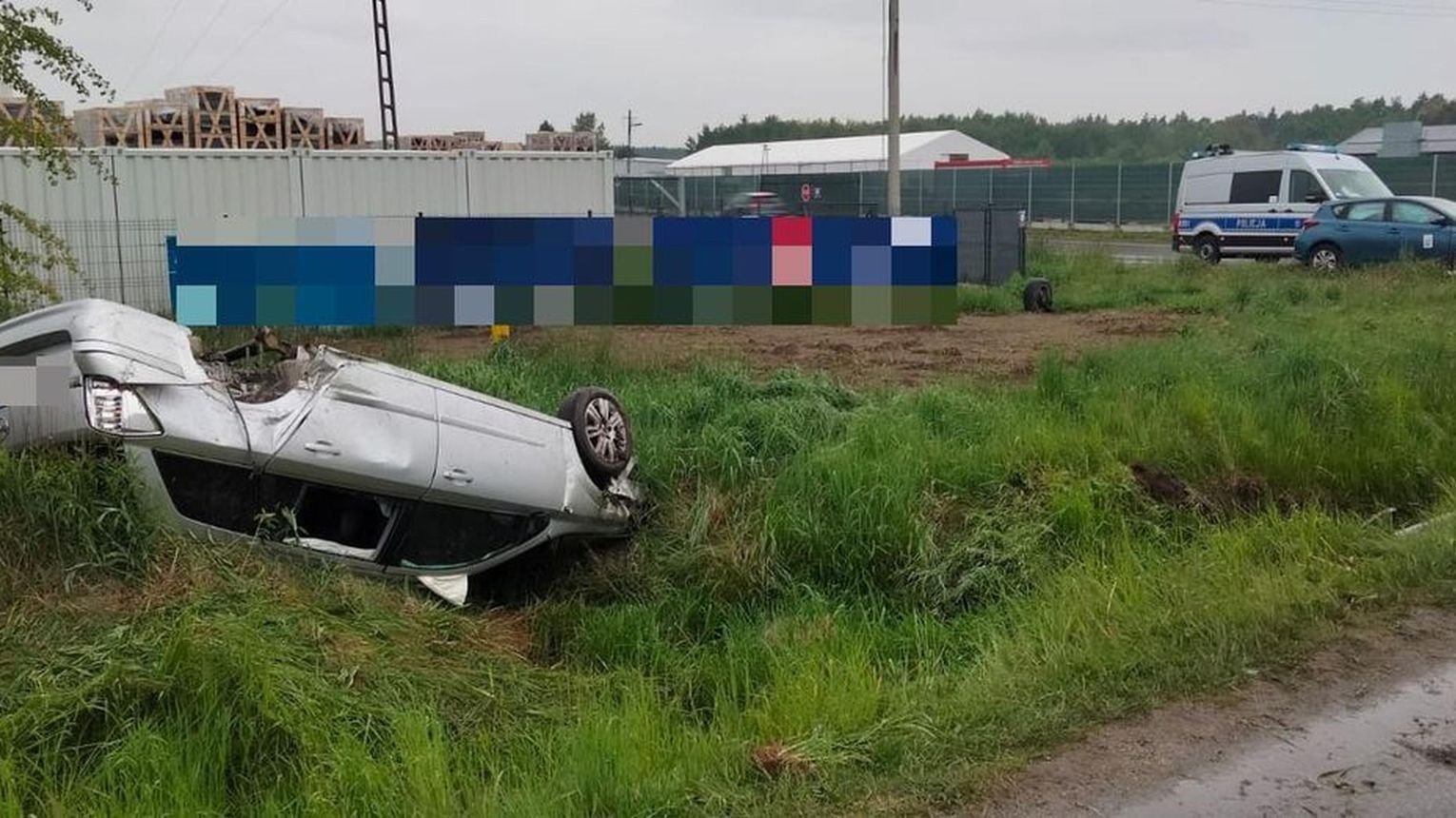Tajęcina: Dachowanie opla. Dwie osoby w szpitalu