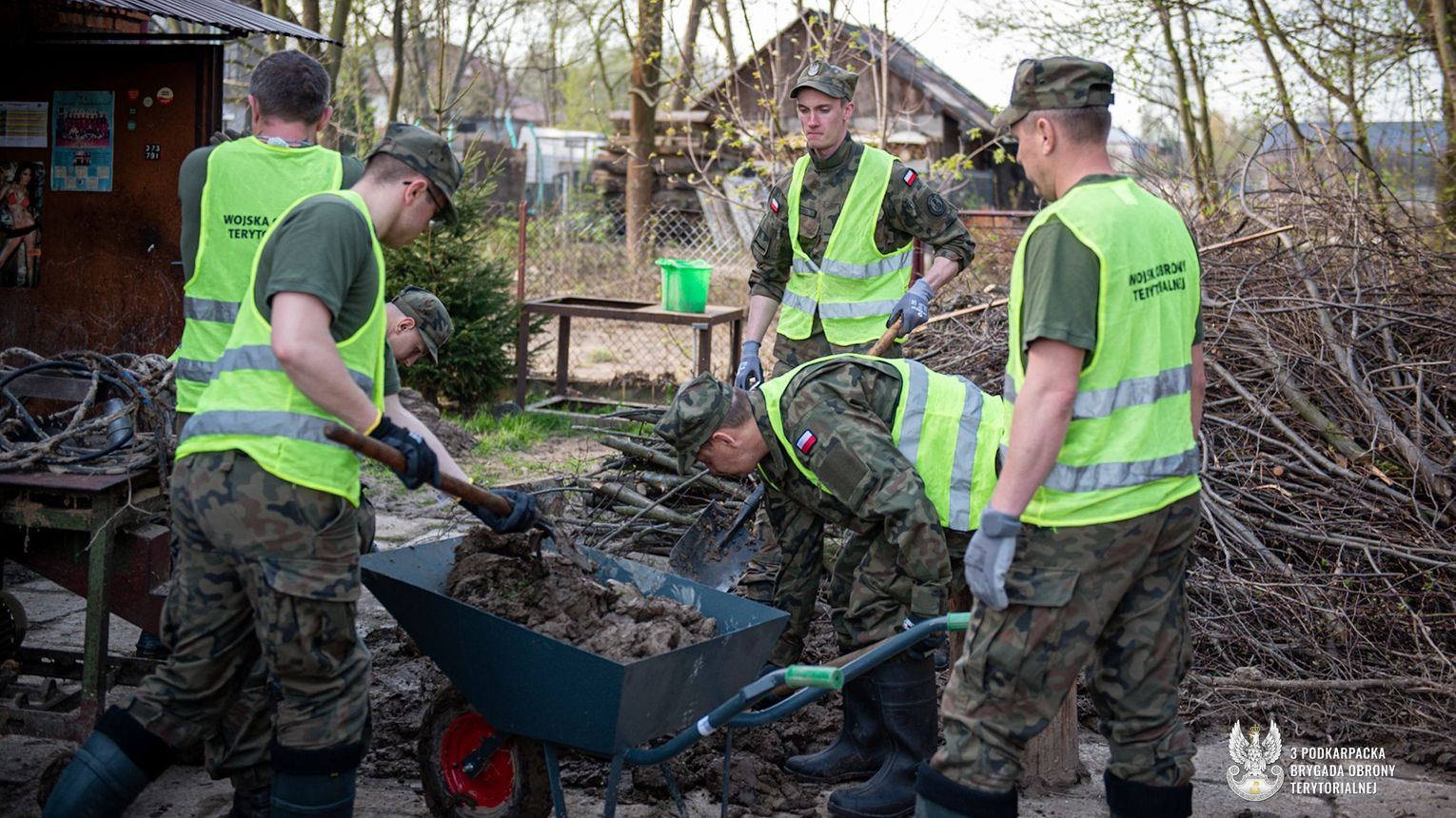 Terytorialsi niosą pomoc mieszkańcom Pawłosiowa po niszczycielskiej nawałnicy