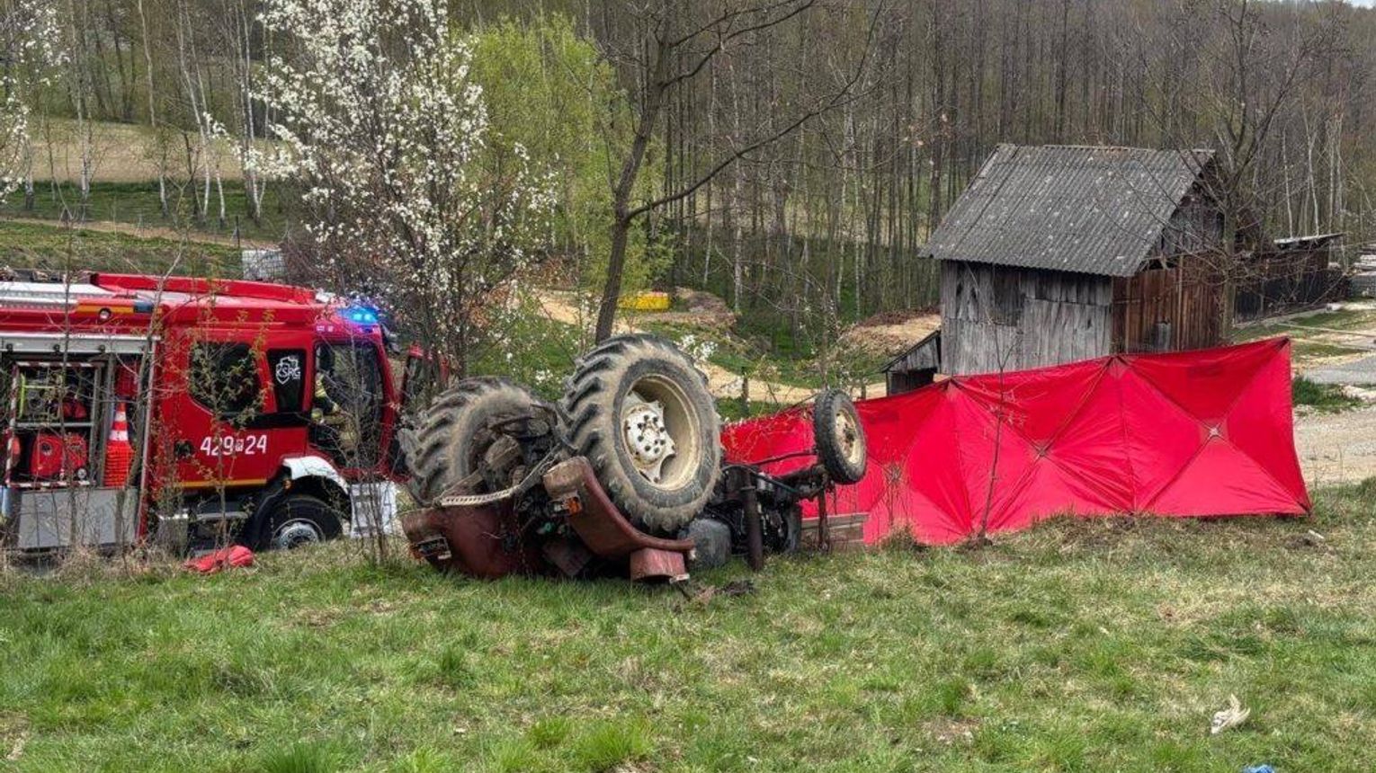Tragedia na polu. Ciągnik rolniczy przygniótł 54-latka. Życia mężczyzny nie udało się uratować