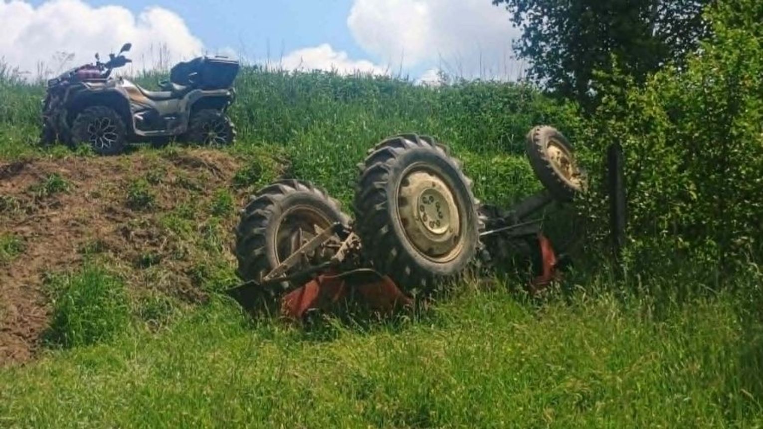 Tragedia podczas prac polowych w Przysietnicy. Mężczyzna zginął przygnieciony przez ciągnik
