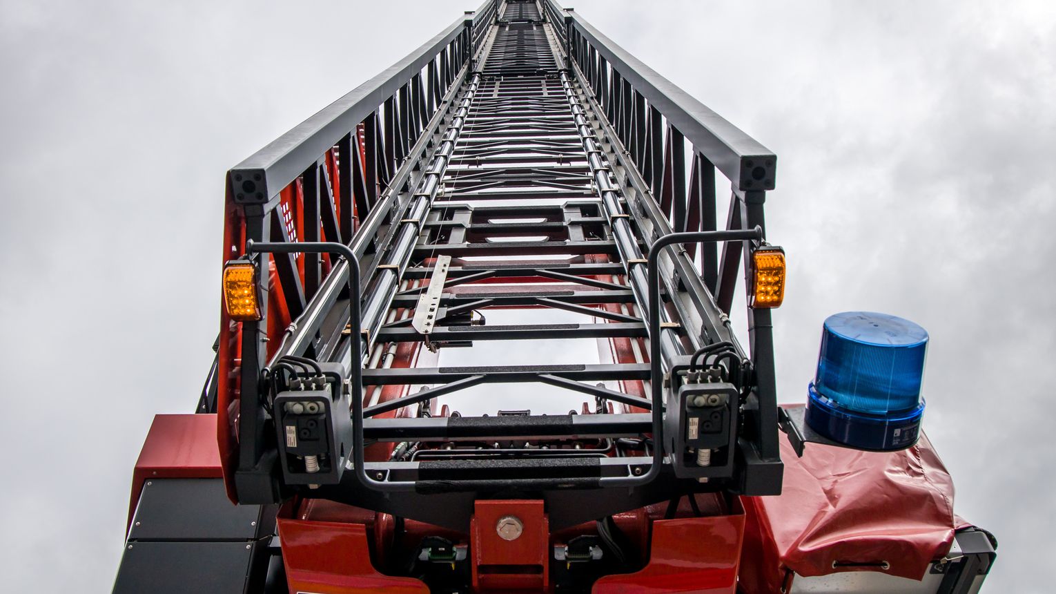 Tragedia w Kąkolówce. 79‑latek wpadł do studni, mimo akcji ratunkowej zmarł